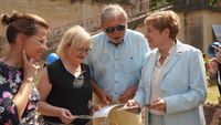 Christoph von Ascheraden (F&ouml;rderverein Sanagarten e.V.) im Gespr&auml;ch mit der Parlament. Staatssekret&auml;rin Rita-Schwarzel&uuml;hr-Sutter (MdB), Sabine Hartmann-M&uuml;ller (MdL) und der baden-w&uuml;rttemb. Ministerin f&uuml;r Landesentw. u. Wohnen Nicole Razavi